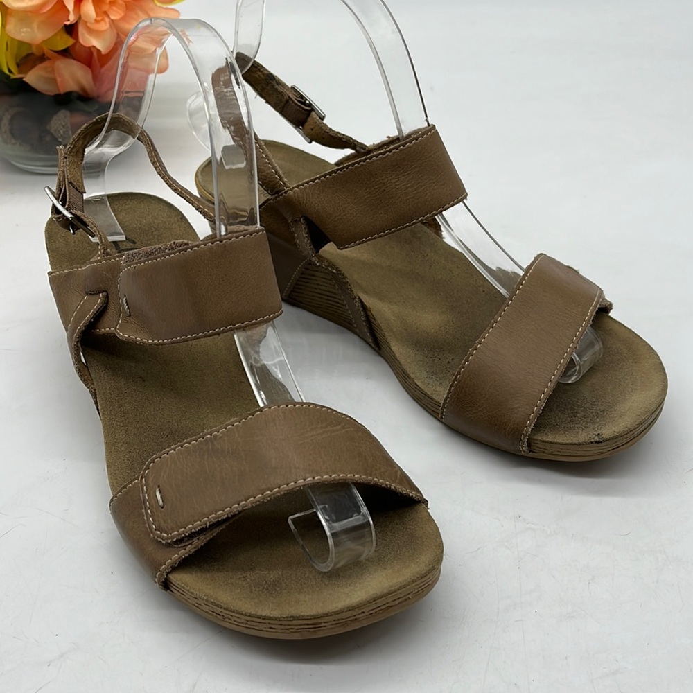 Clarks Bendables Tan Sandals Sz 9. MCS2838G